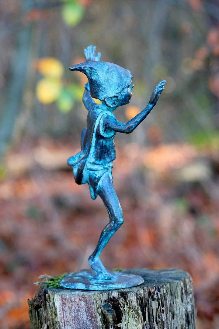 Escultura de bronce de un duendecillo bailando