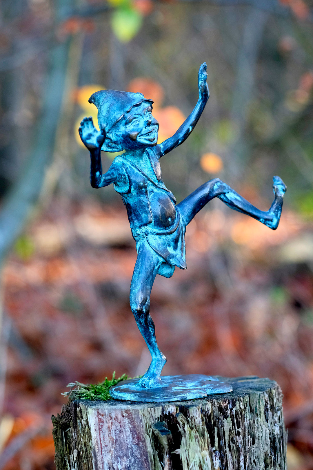 Escultura de bronce de un duendecillo bailando