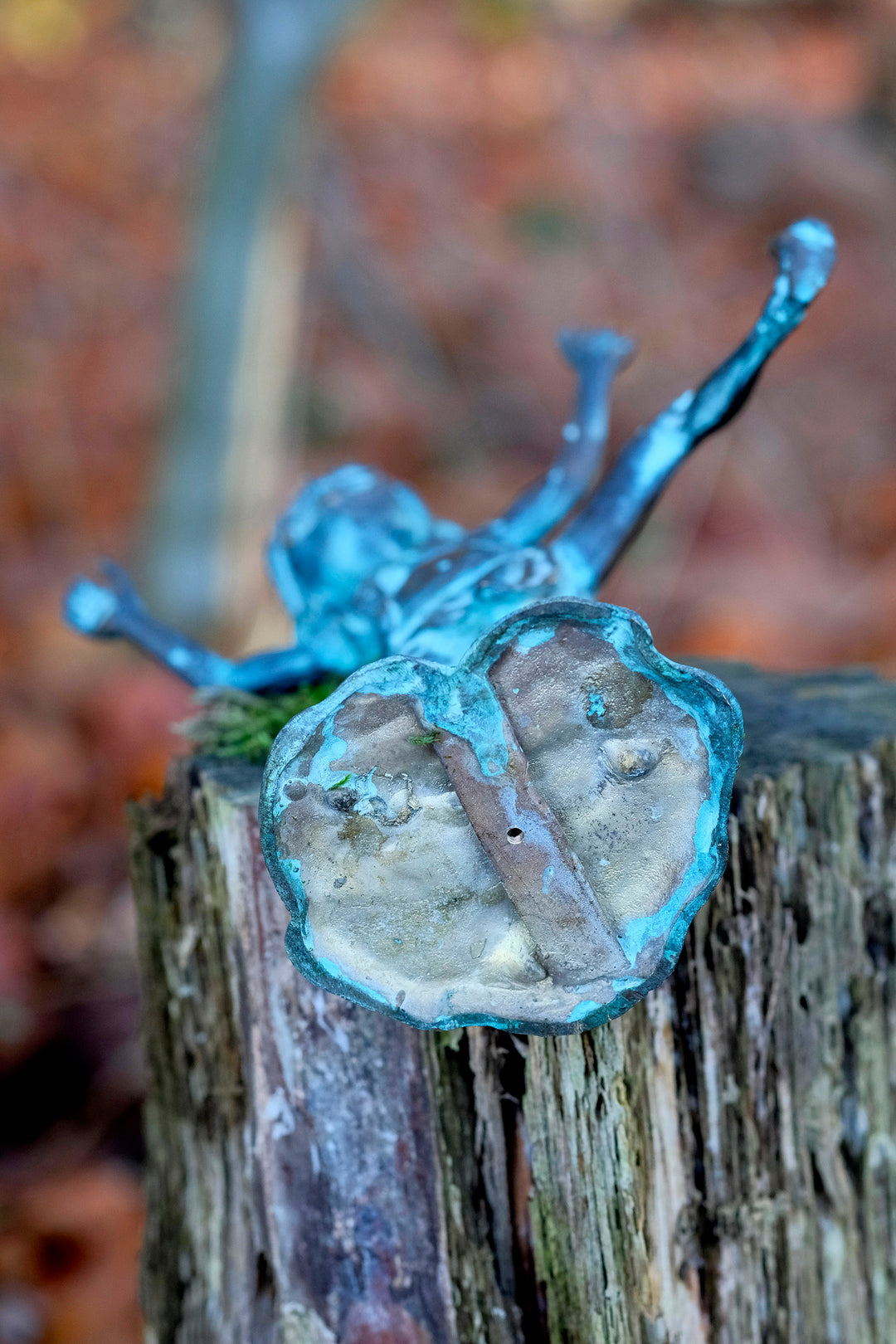 Escultura de bronce de un duendecillo bailando
