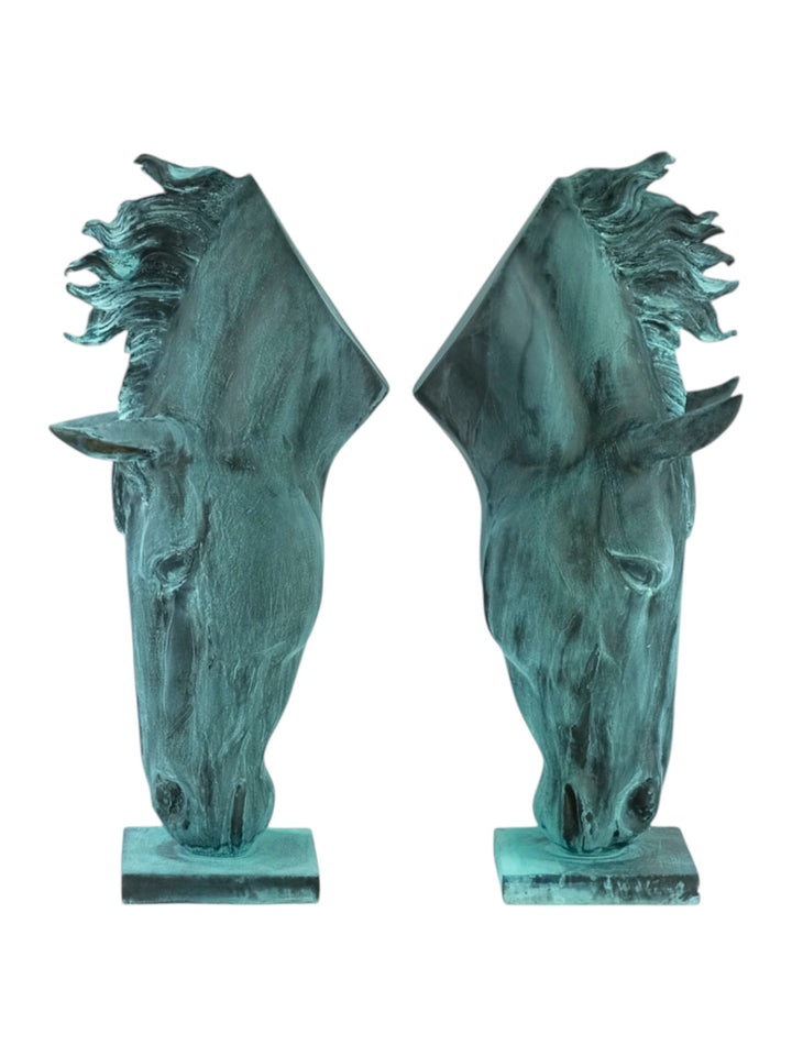Paar Bronzeskulpturen von trinkenden Pferdeköpfen