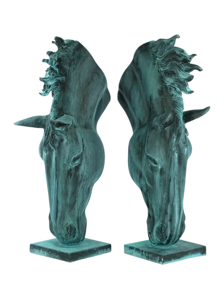 Paar Bronzeskulpturen von trinkenden Pferdeköpfen