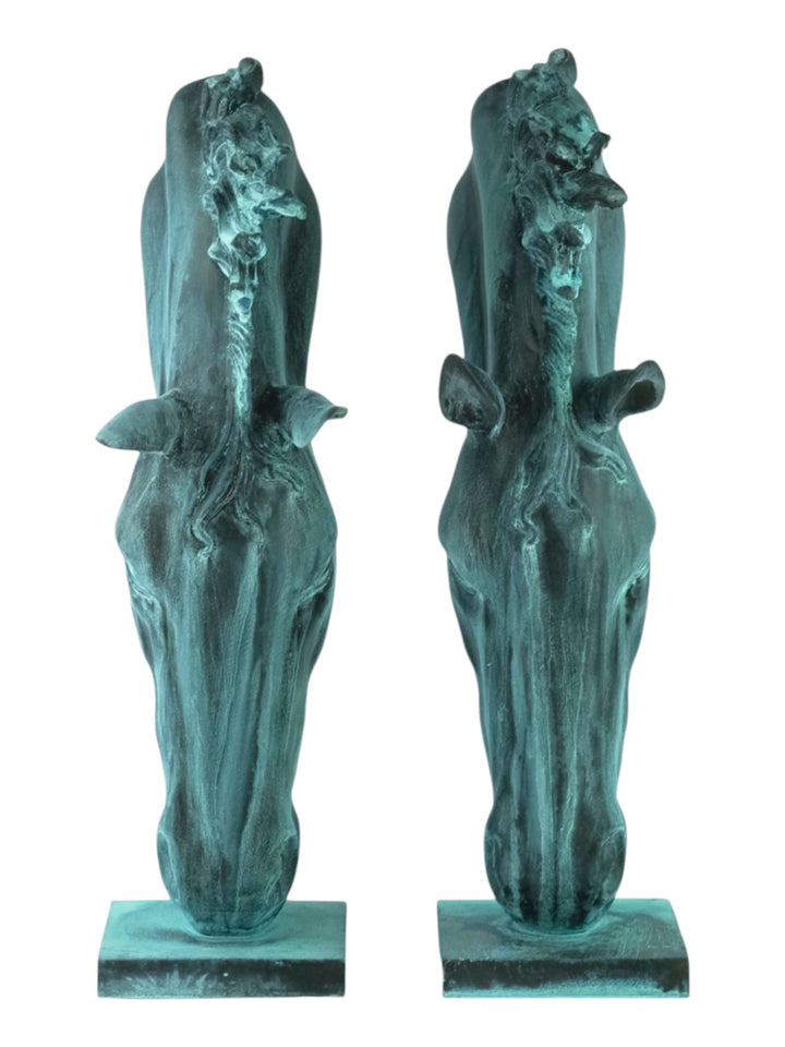 Paar Bronzeskulpturen von trinkenden Pferdeköpfen