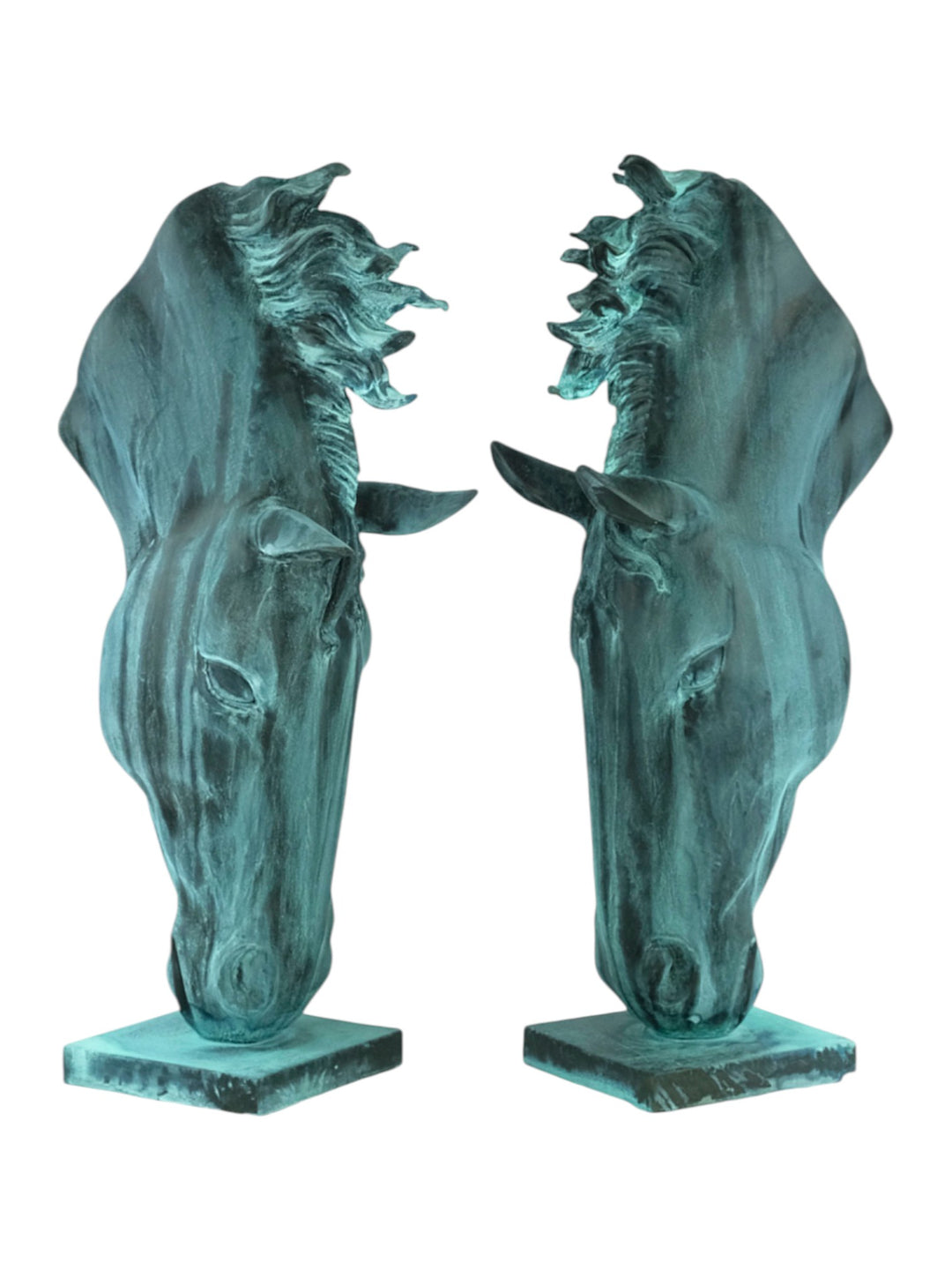 Paar Bronzeskulpturen von trinkenden Pferdeköpfen