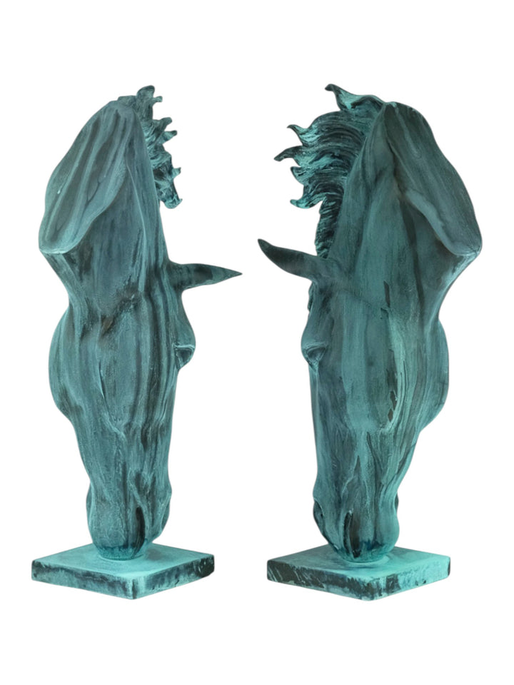 Paar Bronzeskulpturen von trinkenden Pferdeköpfen