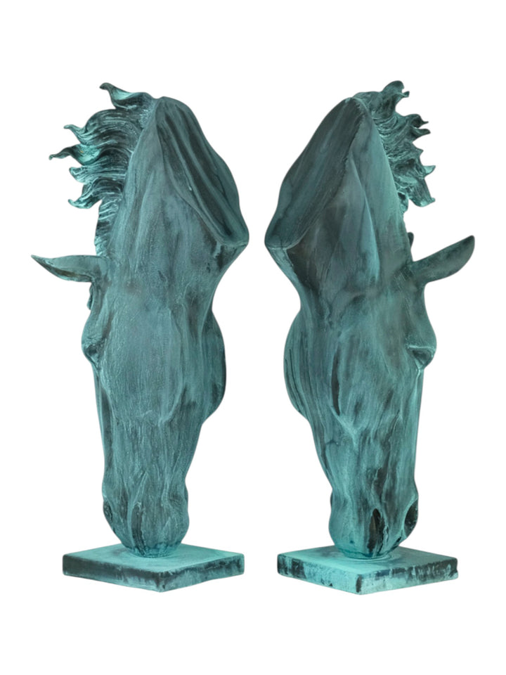 Paar Bronzeskulpturen von trinkenden Pferdeköpfen