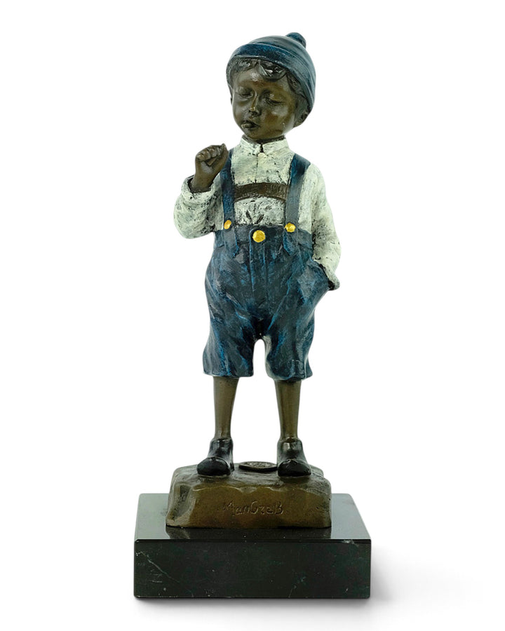 Scultura in bronzo viennese di un ragazzo che accende una sigaretta 