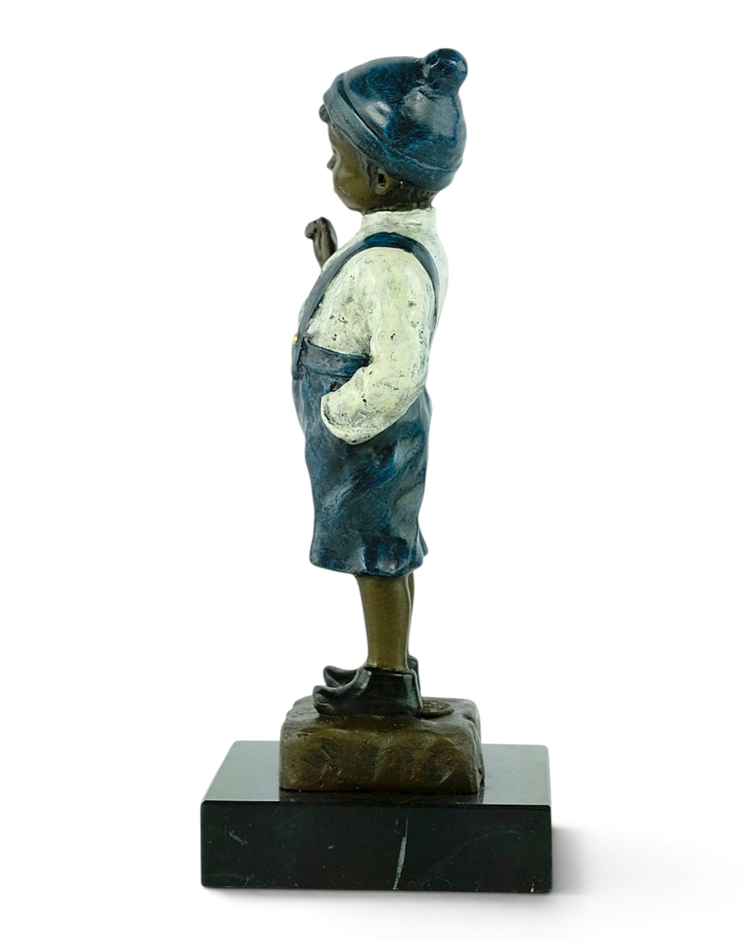 Scultura in bronzo viennese di un ragazzo che accende una sigaretta 