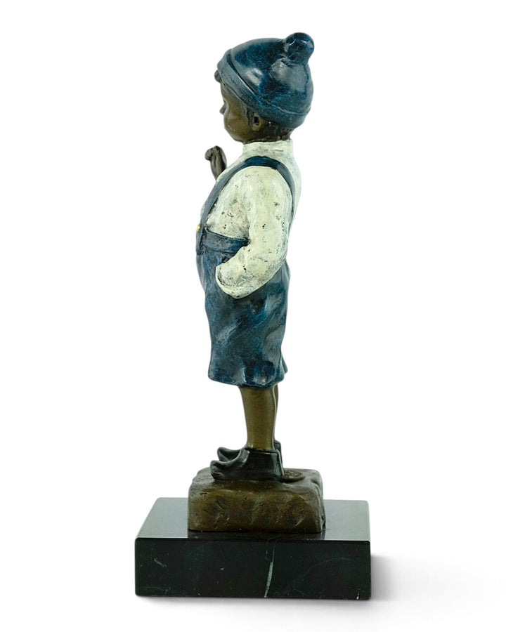 Scultura in bronzo viennese di un ragazzo che accende una sigaretta 