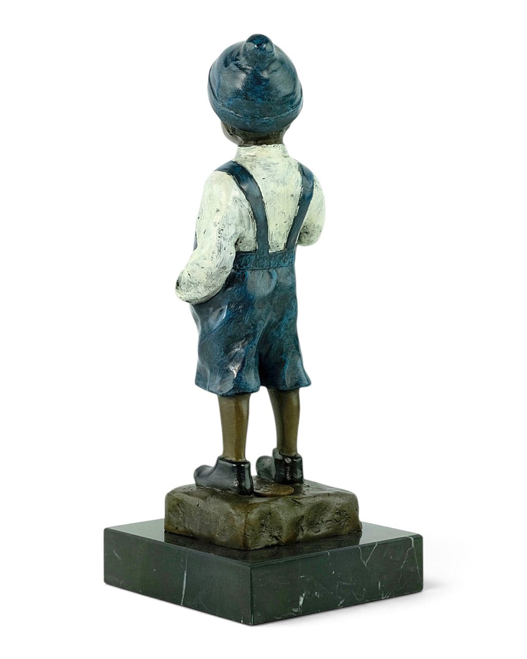 Scultura in bronzo viennese di un ragazzo che accende una sigaretta 