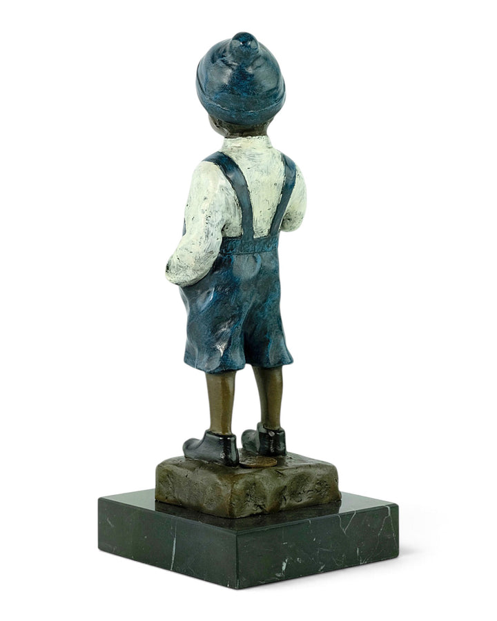 Scultura in bronzo viennese di un ragazzo che accende una sigaretta 
