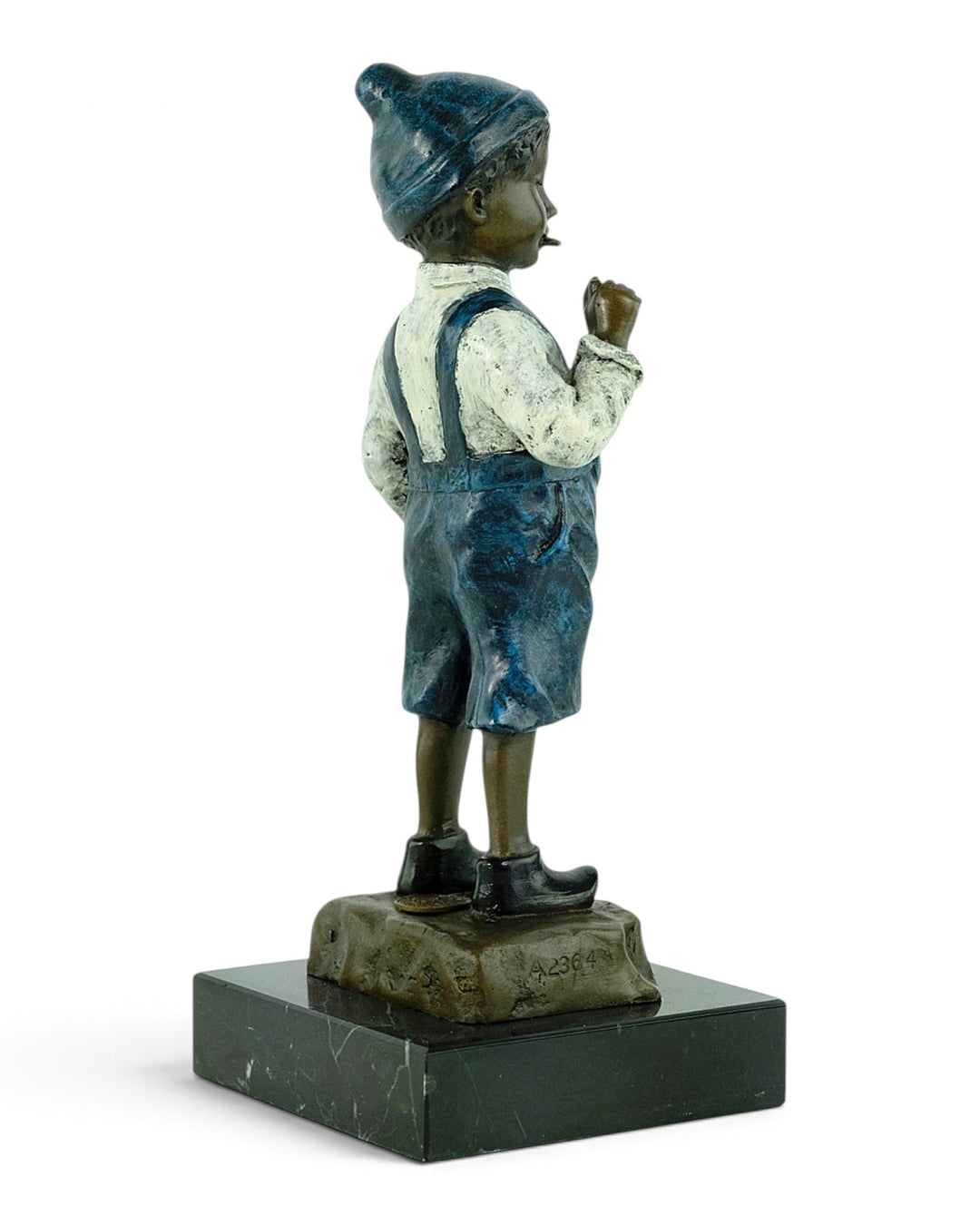 Scultura in bronzo viennese di un ragazzo che accende una sigaretta 