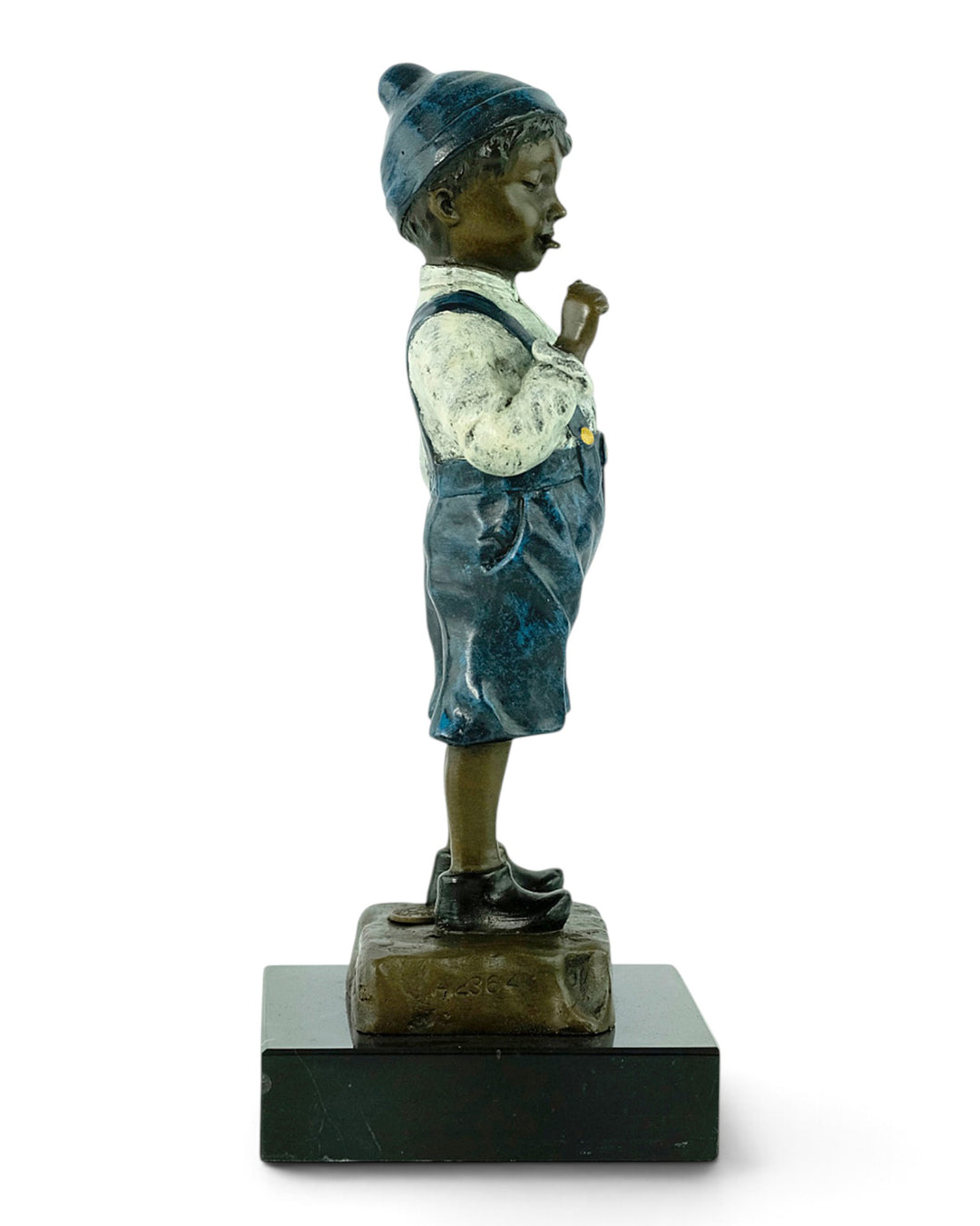 Scultura in bronzo viennese di un ragazzo che accende una sigaretta 