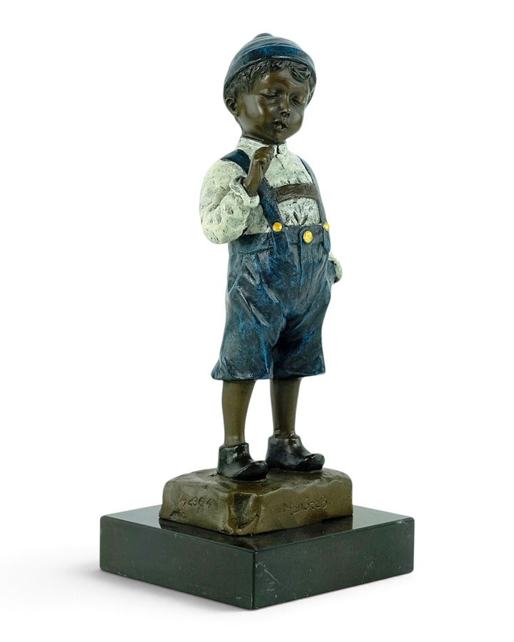 Scultura in bronzo viennese di un ragazzo che accende una sigaretta 