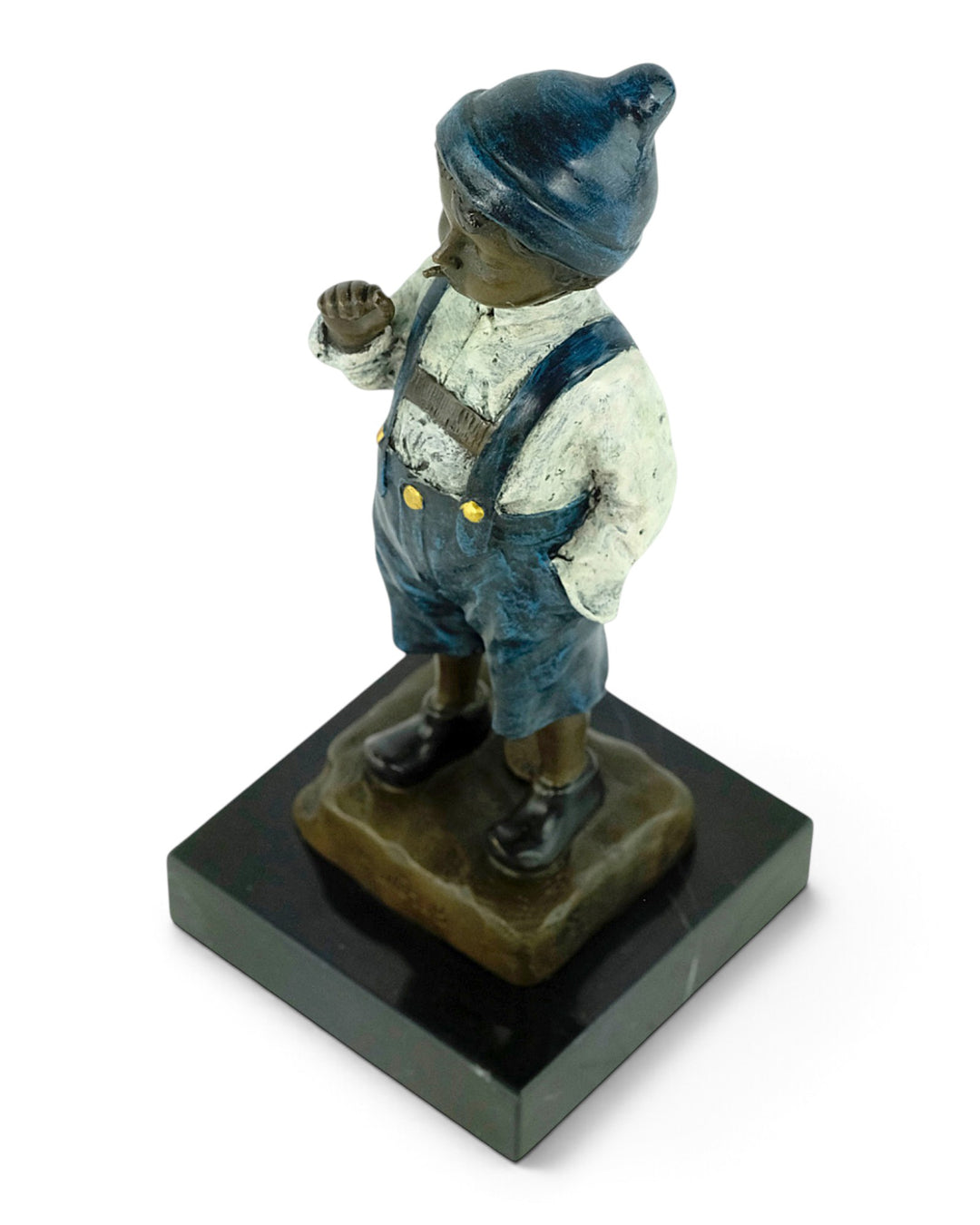 Scultura in bronzo viennese di un ragazzo che accende una sigaretta 