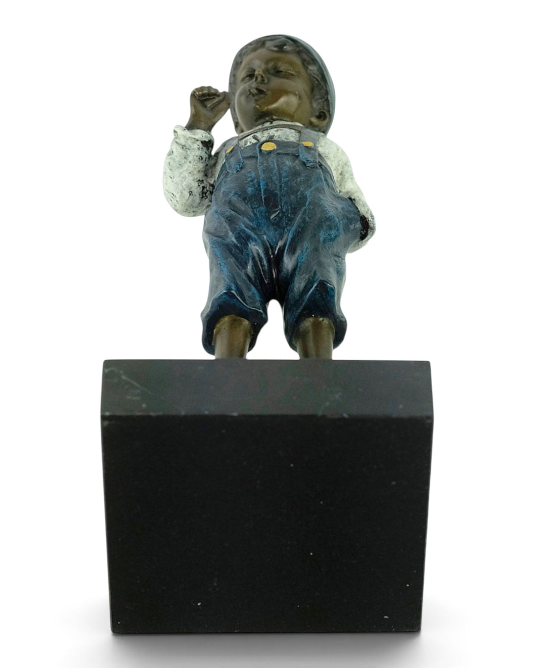 Scultura in bronzo viennese di un ragazzo che accende una sigaretta 