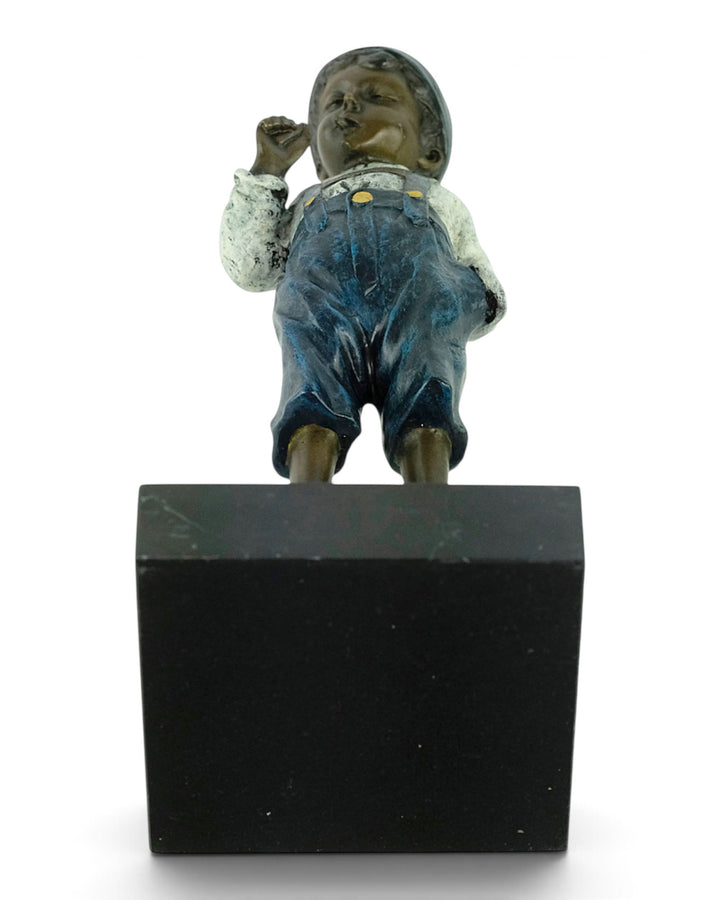Scultura in bronzo viennese di un ragazzo che accende una sigaretta 