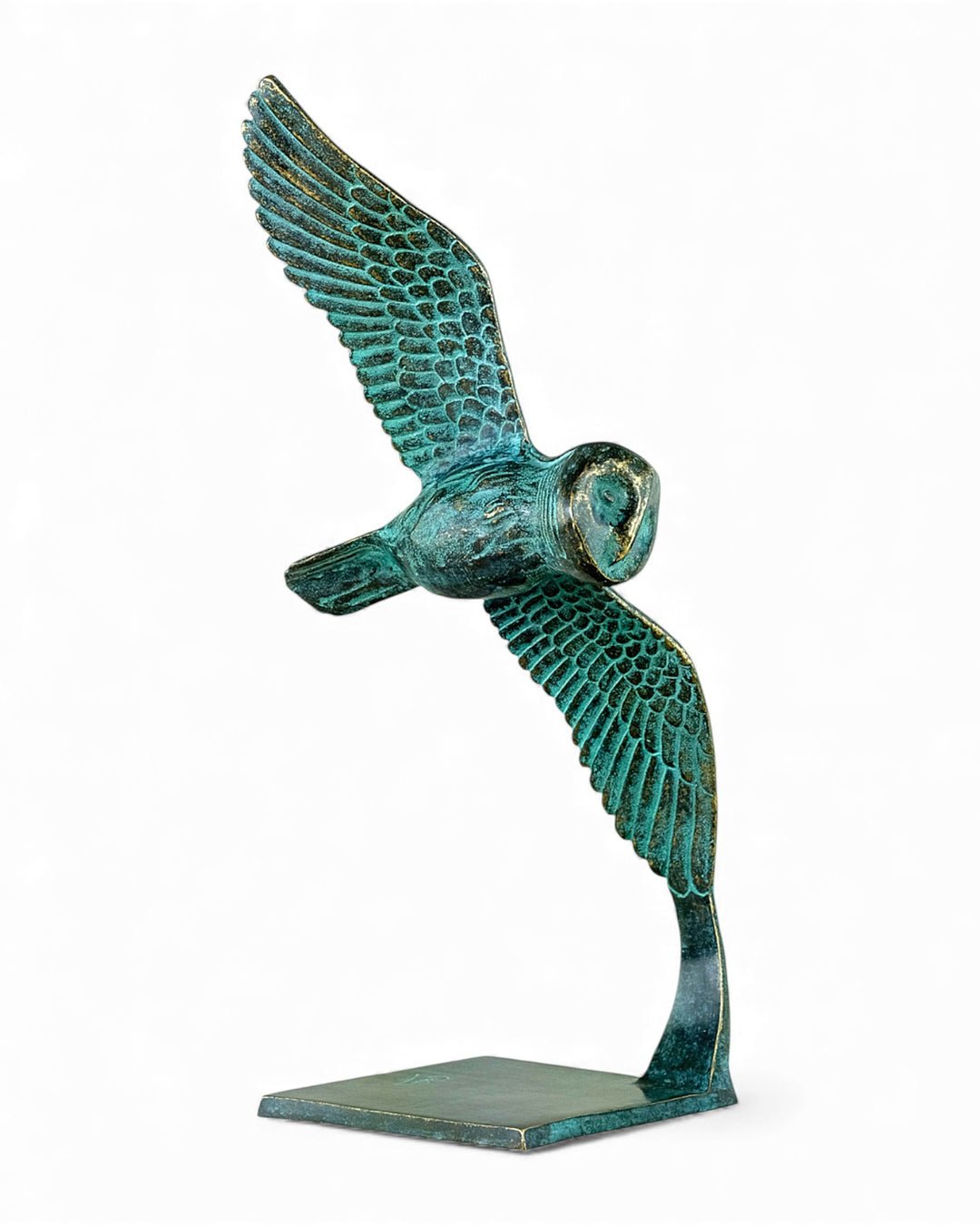 Bronzeskulptur einer Eule, die durch die Luft gleitet