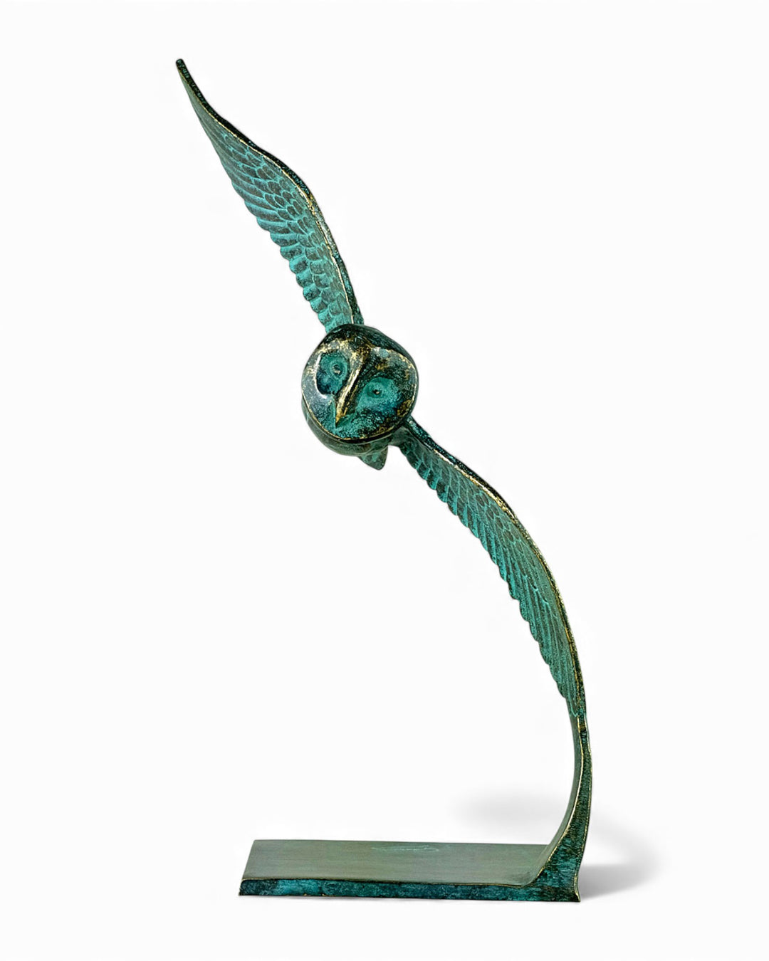 Bronzeskulptur einer Eule, die durch die Luft gleitet
