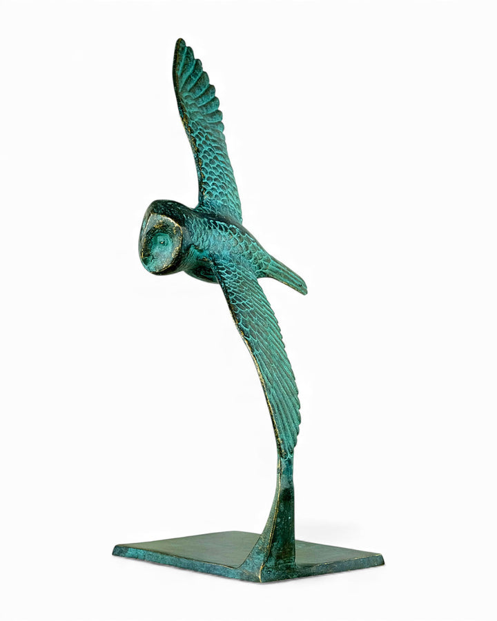 Bronzeskulptur einer Eule, die durch die Luft gleitet
