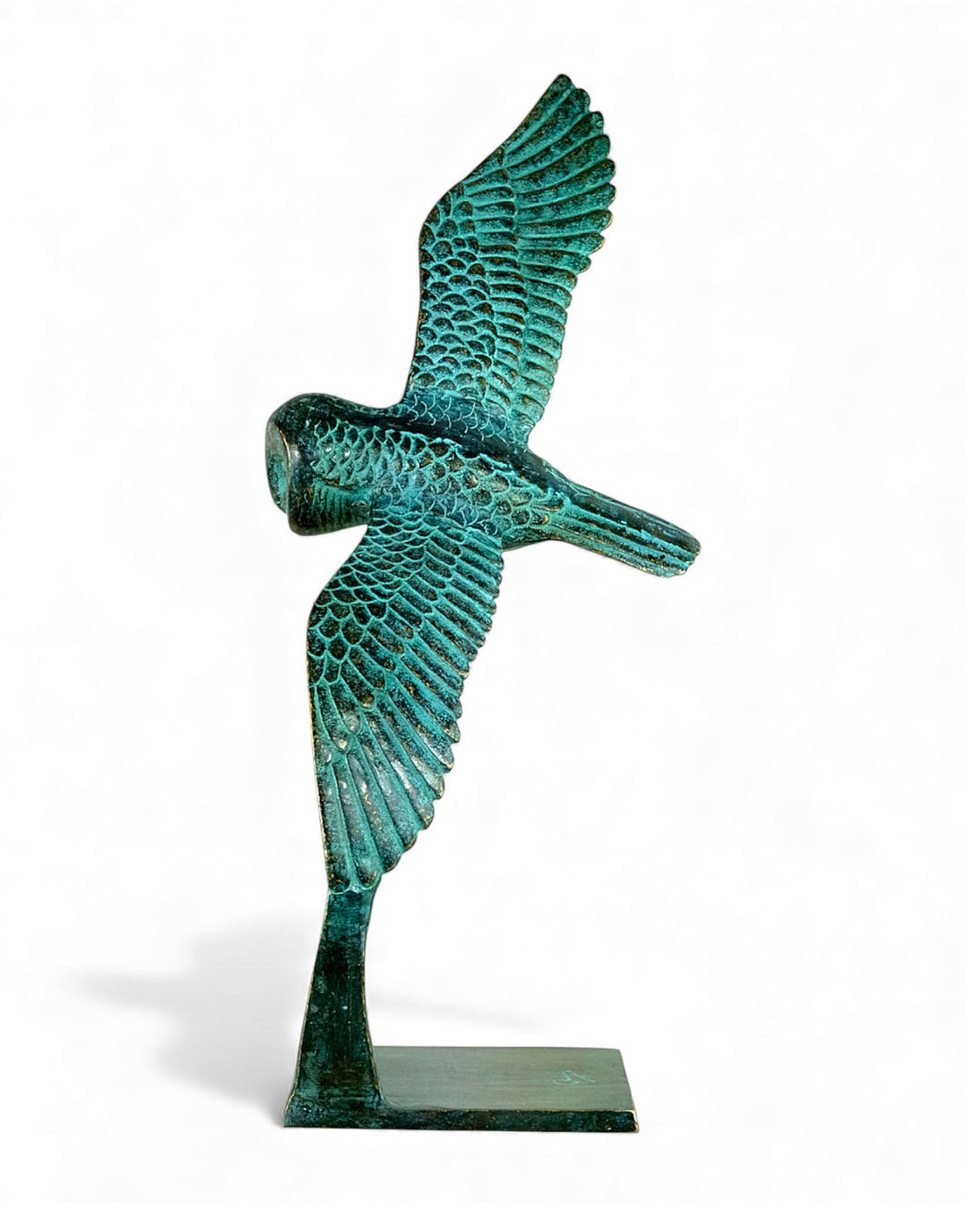 Bronzeskulptur einer Eule, die durch die Luft gleitet