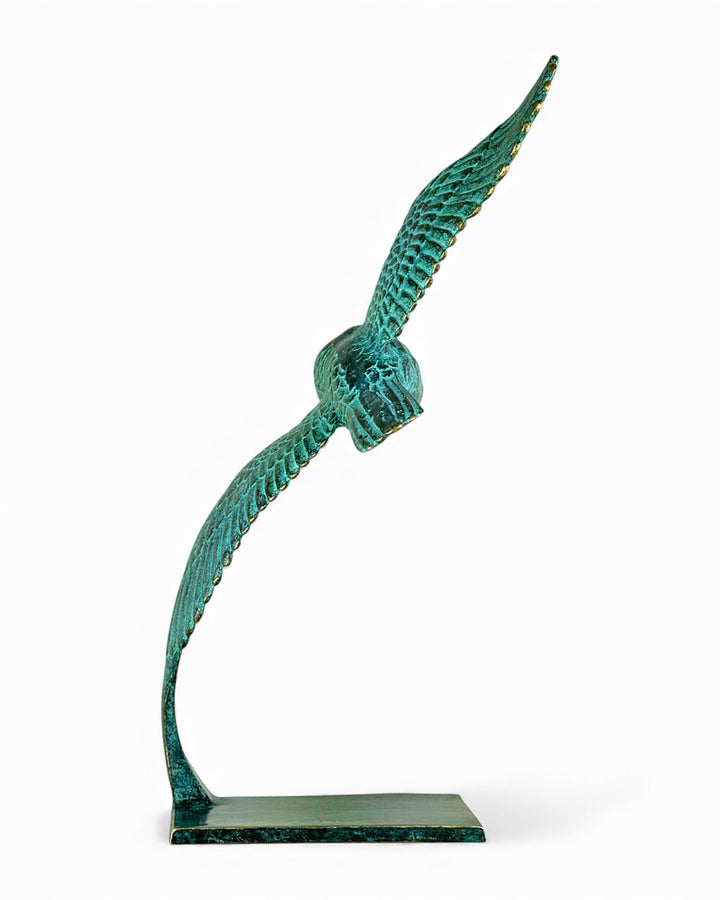 Bronzeskulptur einer Eule, die durch die Luft gleitet