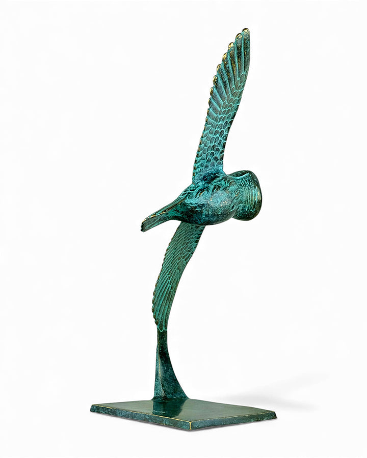 Bronzeskulptur einer Eule, die durch die Luft gleitet