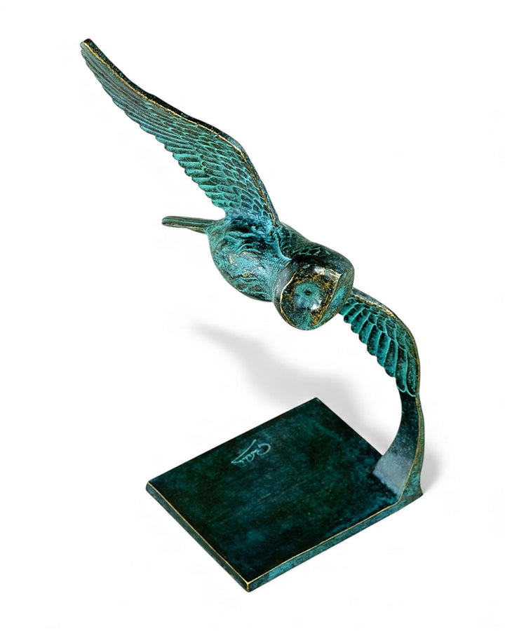 Bronzeskulptur einer Eule, die durch die Luft gleitet