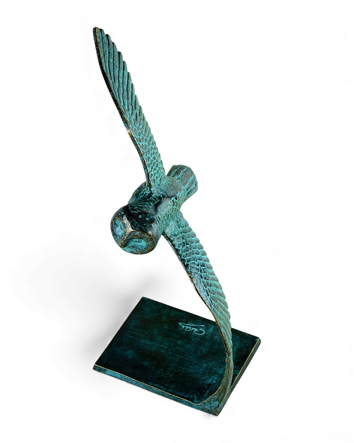 Bronzeskulptur einer Eule, die durch die Luft gleitet