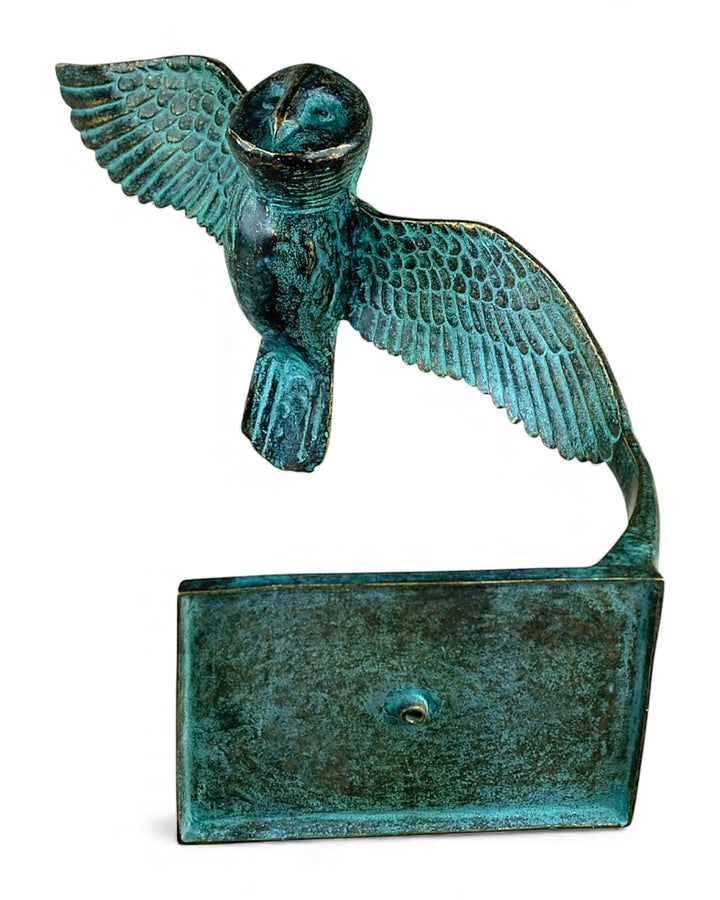 Bronzeskulptur einer Eule, die durch die Luft gleitet