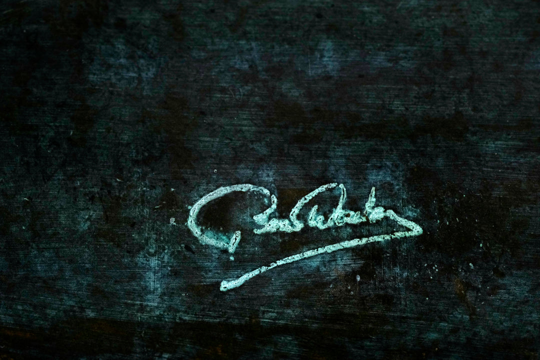 Bronzeskulptur einer Eule, die durch die Luft gleitet