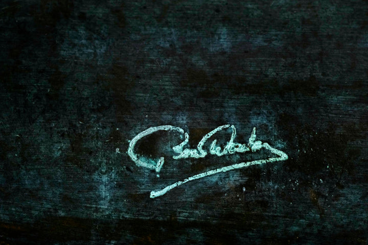 Bronzeskulptur einer Eule, die durch die Luft gleitet