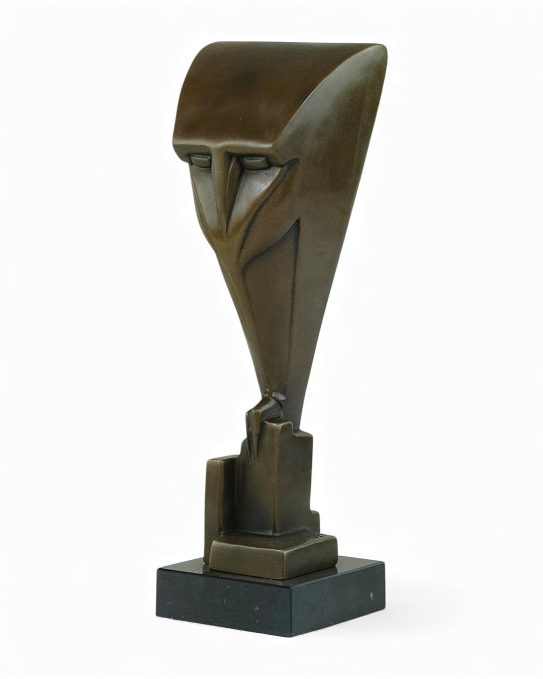 Escultura de búho de bronce inspirada en Chris van der Hoef