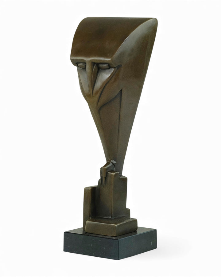 Escultura de búho de bronce inspirada en Chris van der Hoef