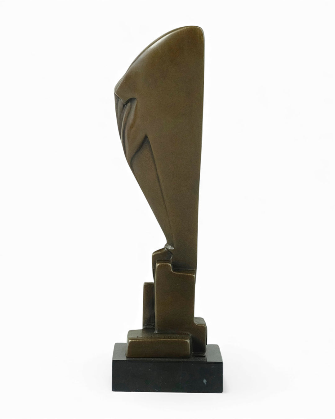 Escultura de búho de bronce inspirada en Chris van der Hoef