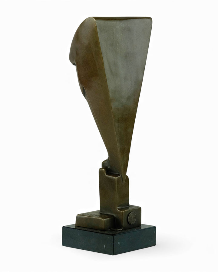 Escultura de búho de bronce inspirada en Chris van der Hoef