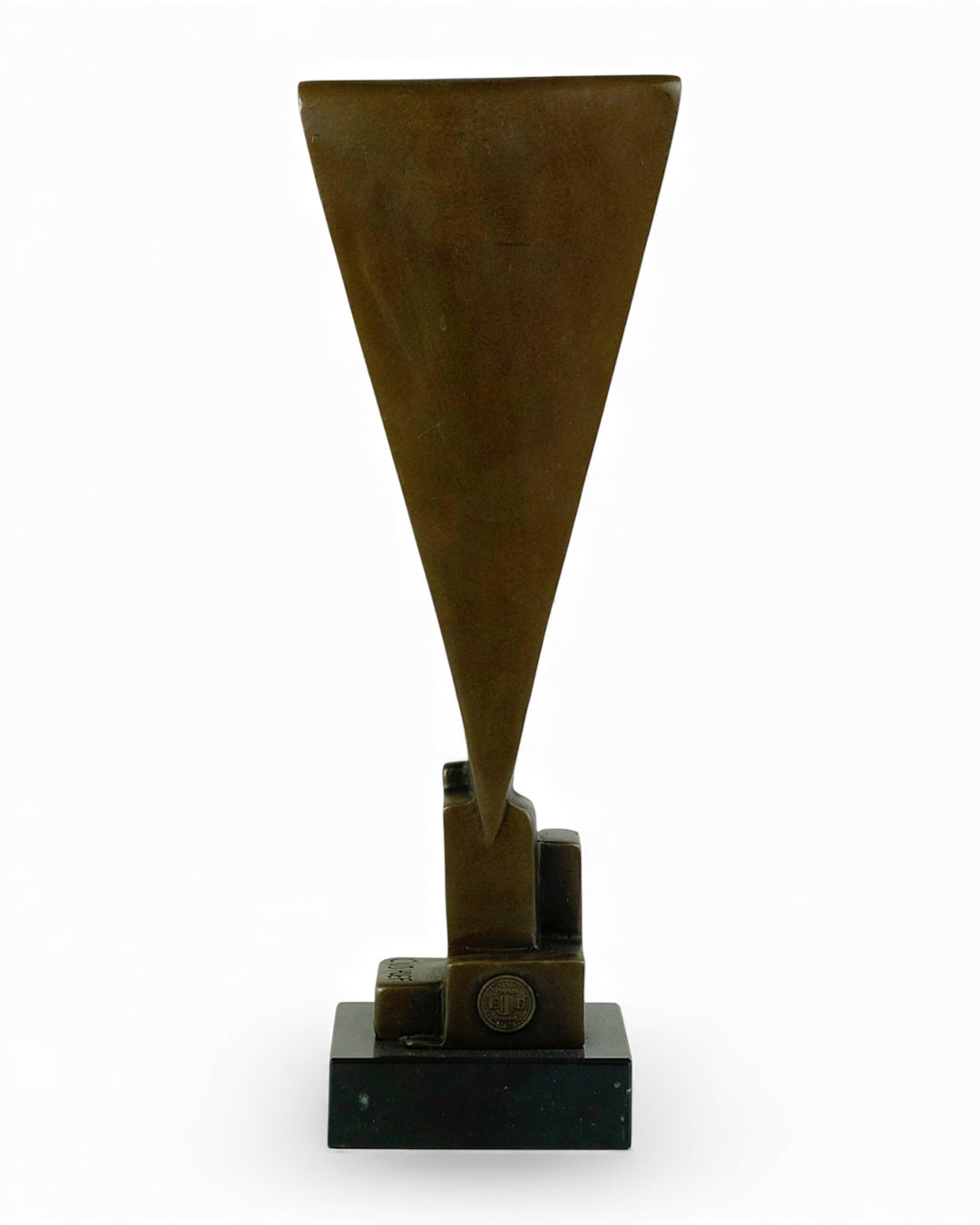 Escultura de búho de bronce inspirada en Chris van der Hoef