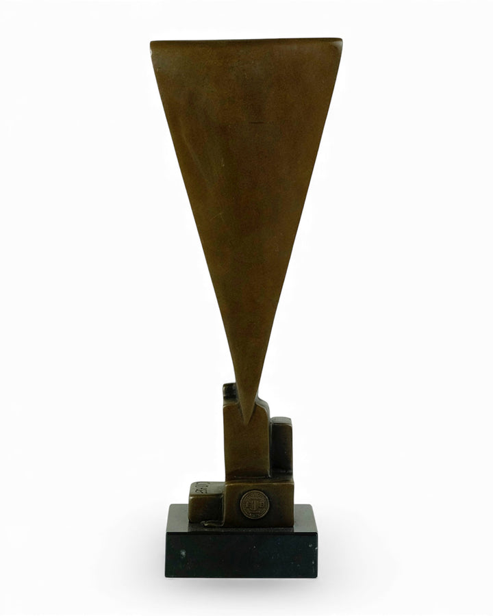 Escultura de búho de bronce inspirada en Chris van der Hoef