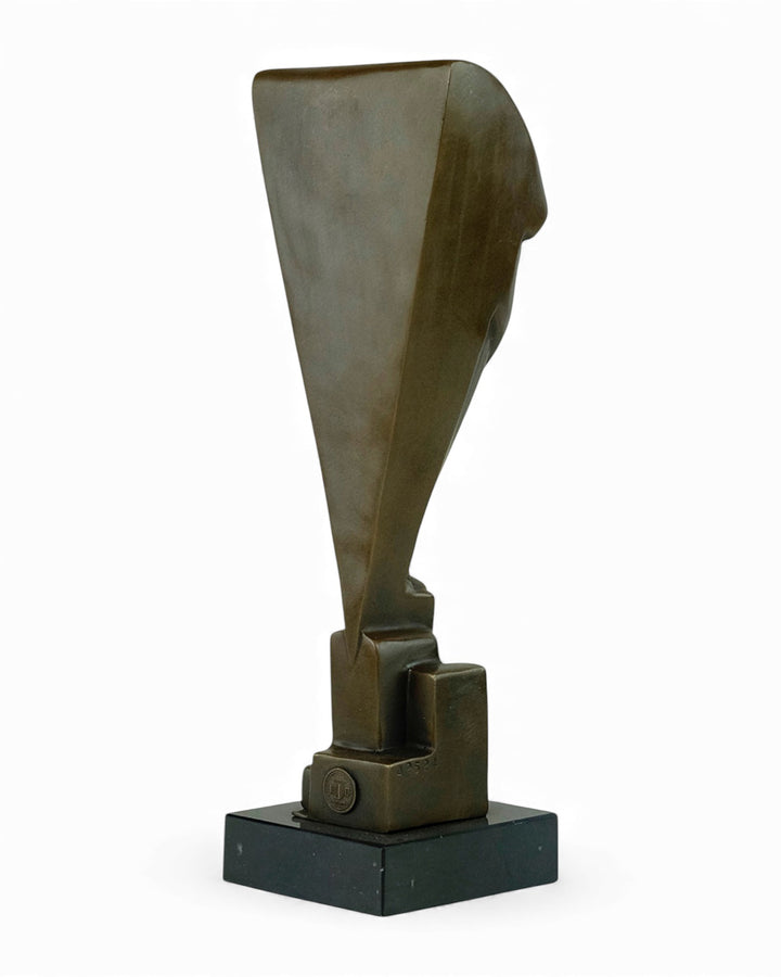 Escultura de búho de bronce inspirada en Chris van der Hoef