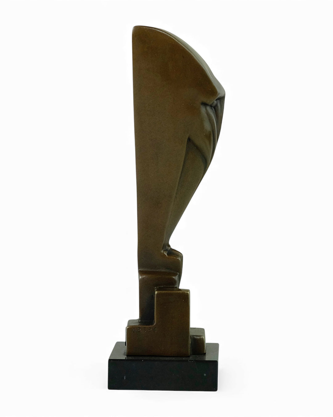 Escultura de búho de bronce inspirada en Chris van der Hoef