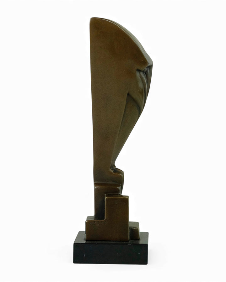 Escultura de búho de bronce inspirada en Chris van der Hoef