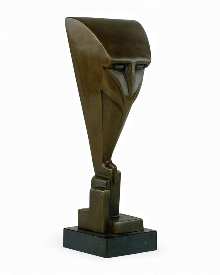 Escultura de búho de bronce inspirada en Chris van der Hoef