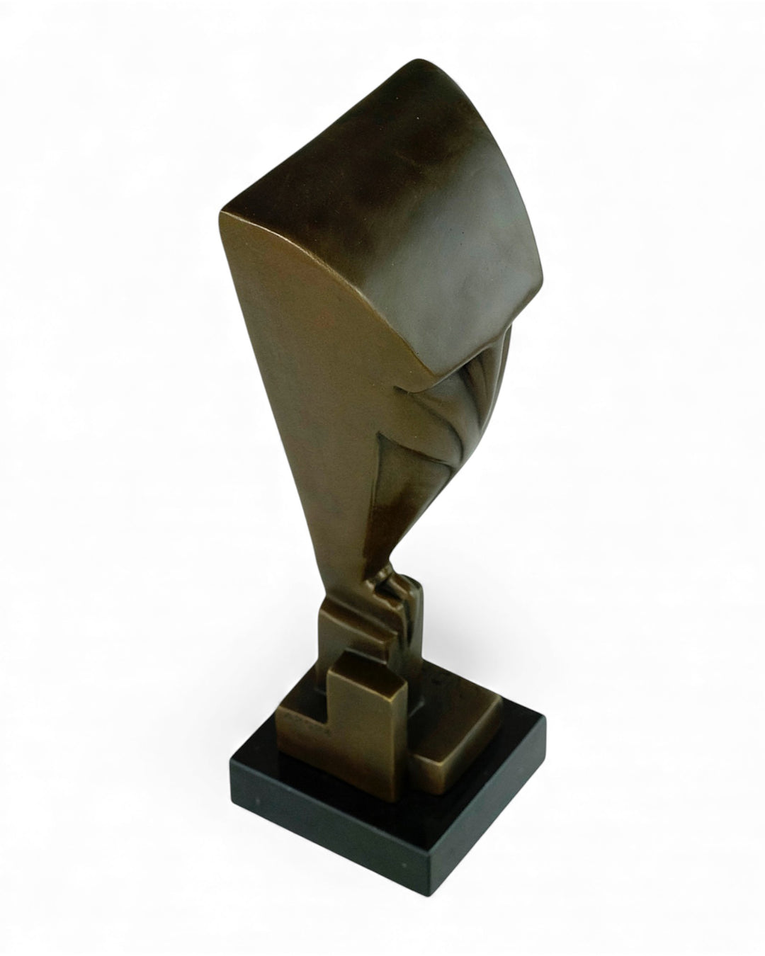 Escultura de búho de bronce inspirada en Chris van der Hoef