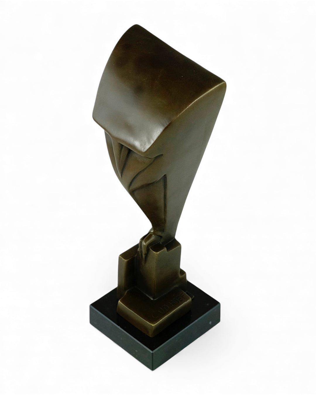 Escultura de búho de bronce inspirada en Chris van der Hoef