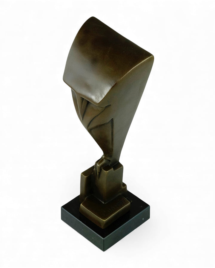 Escultura de búho de bronce inspirada en Chris van der Hoef