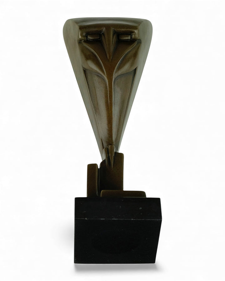 Escultura de búho de bronce inspirada en Chris van der Hoef