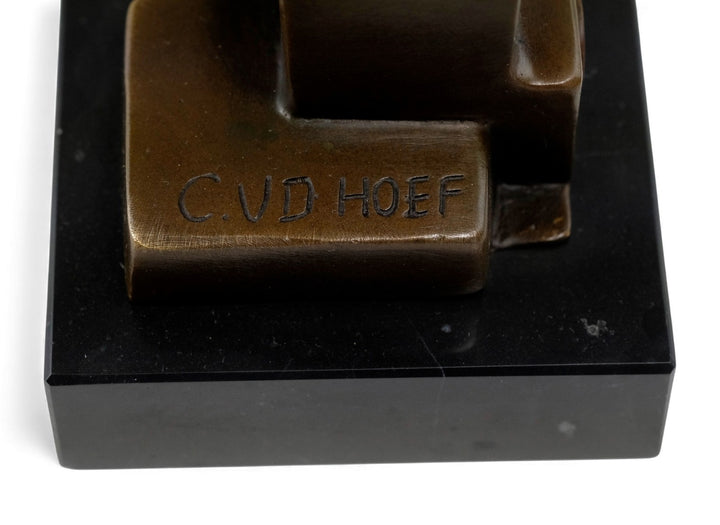 Escultura de búho de bronce inspirada en Chris van der Hoef