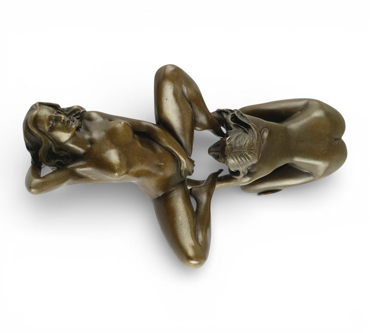 Scultura erotica in bronzo raffigurante una coppia femminile intima