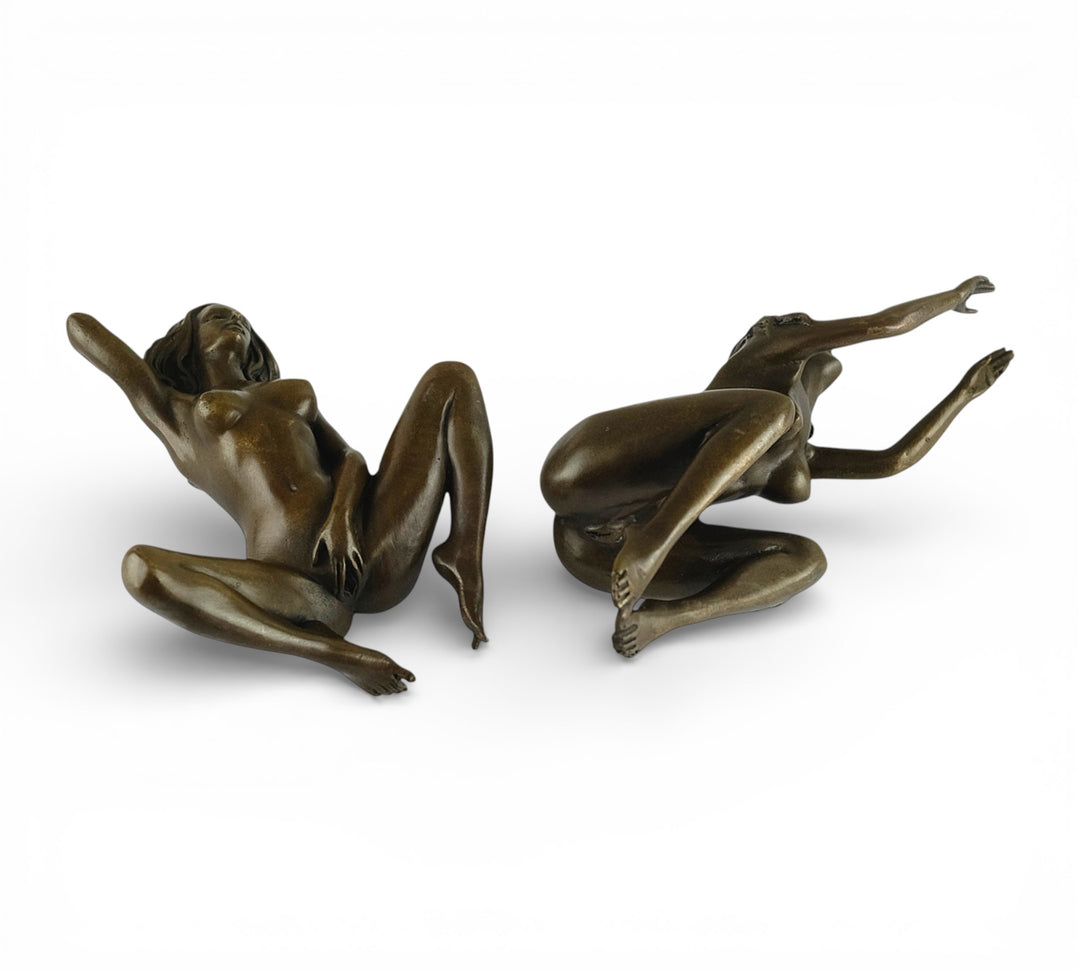 Scultura erotica in bronzo raffigurante una coppia femminile intima