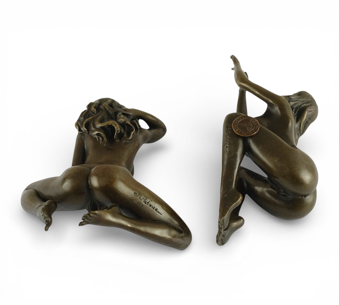 Scultura erotica in bronzo raffigurante una coppia femminile intima