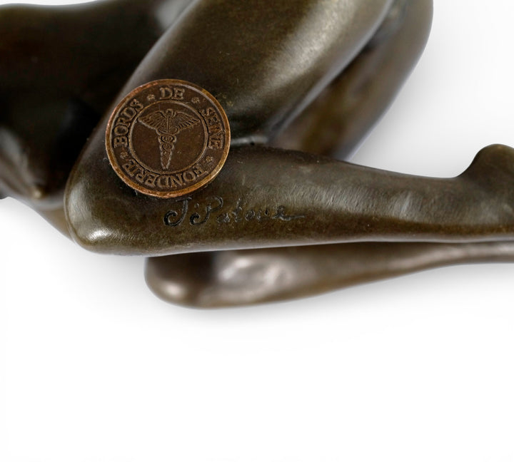 Scultura erotica in bronzo raffigurante una coppia femminile intima